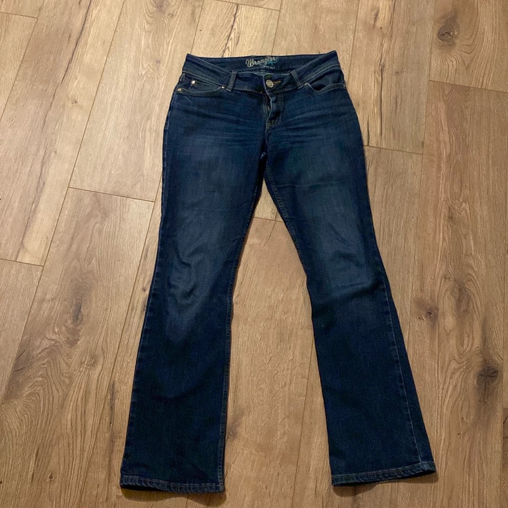 Wrangler Sadie Mae low rise boot cut 5/6 32 inch length.